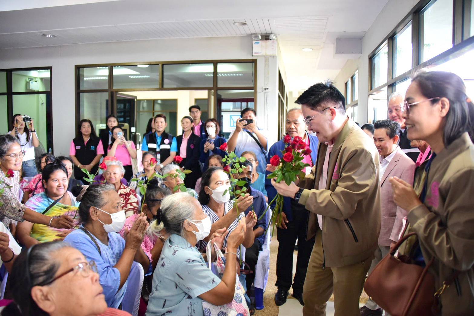 ผส. ร่วมลงพื้นที่โครงการหมู่บ้านเอื้ออาทรวัดรังสีสุทธาวาส (วัดไร่กล้วย) จังหวัดชลบุรี เพื่อติดตามการขับเคลื่อนงานพัฒนาคุณภาพชีวิตด้านที่อยู่อาศัยสำหรับผู้มีรายได้น้อย
