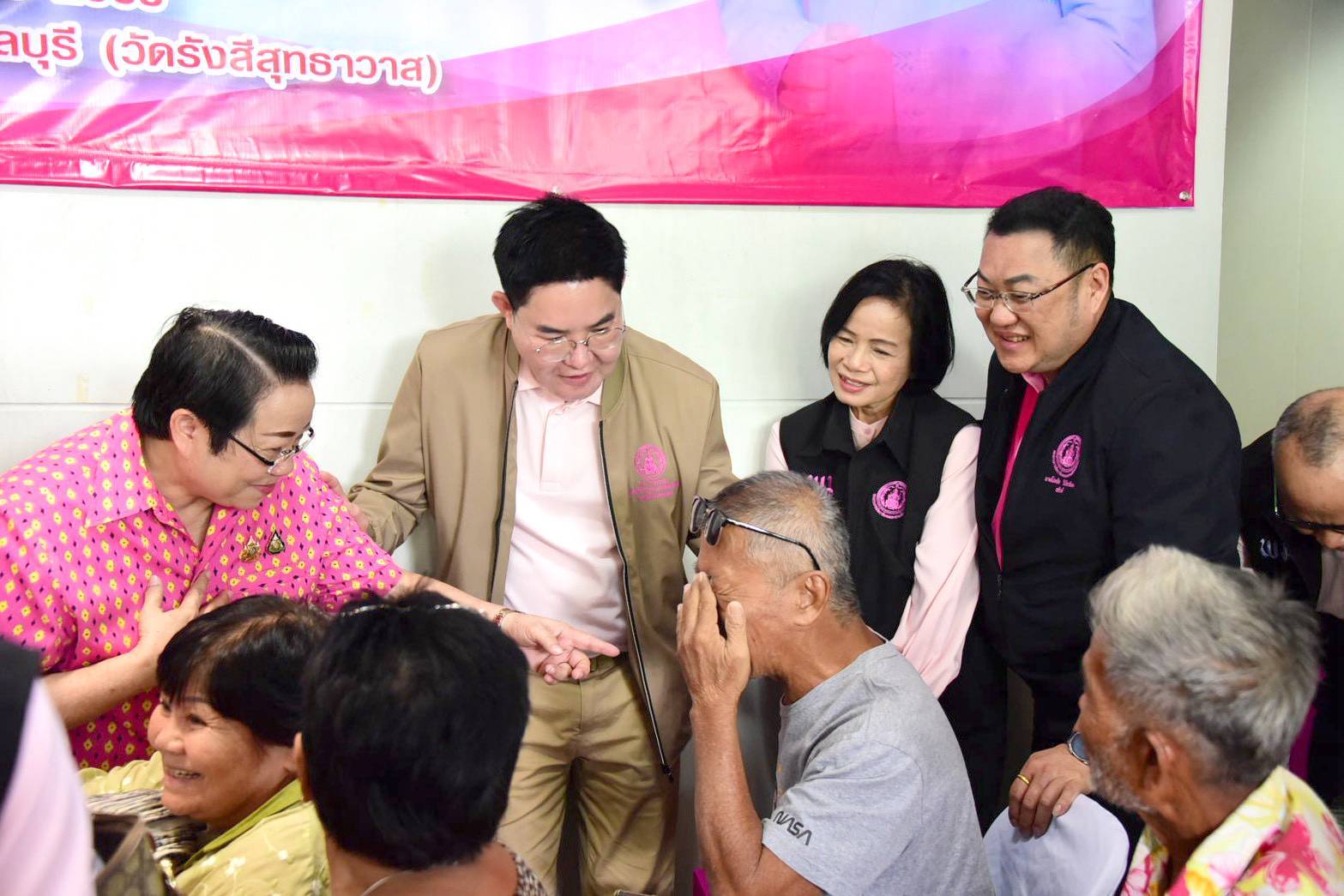 ผส. ร่วมลงพื้นที่โครงการหมู่บ้านเอื้ออาทรวัดรังสีสุทธาวาส (วัดไร่กล้วย) จังหวัดชลบุรี เพื่อติดตามการขับเคลื่อนงานพัฒนาคุณภาพชีวิตด้านที่อยู่อาศัยสำหรับผู้มีรายได้น้อย