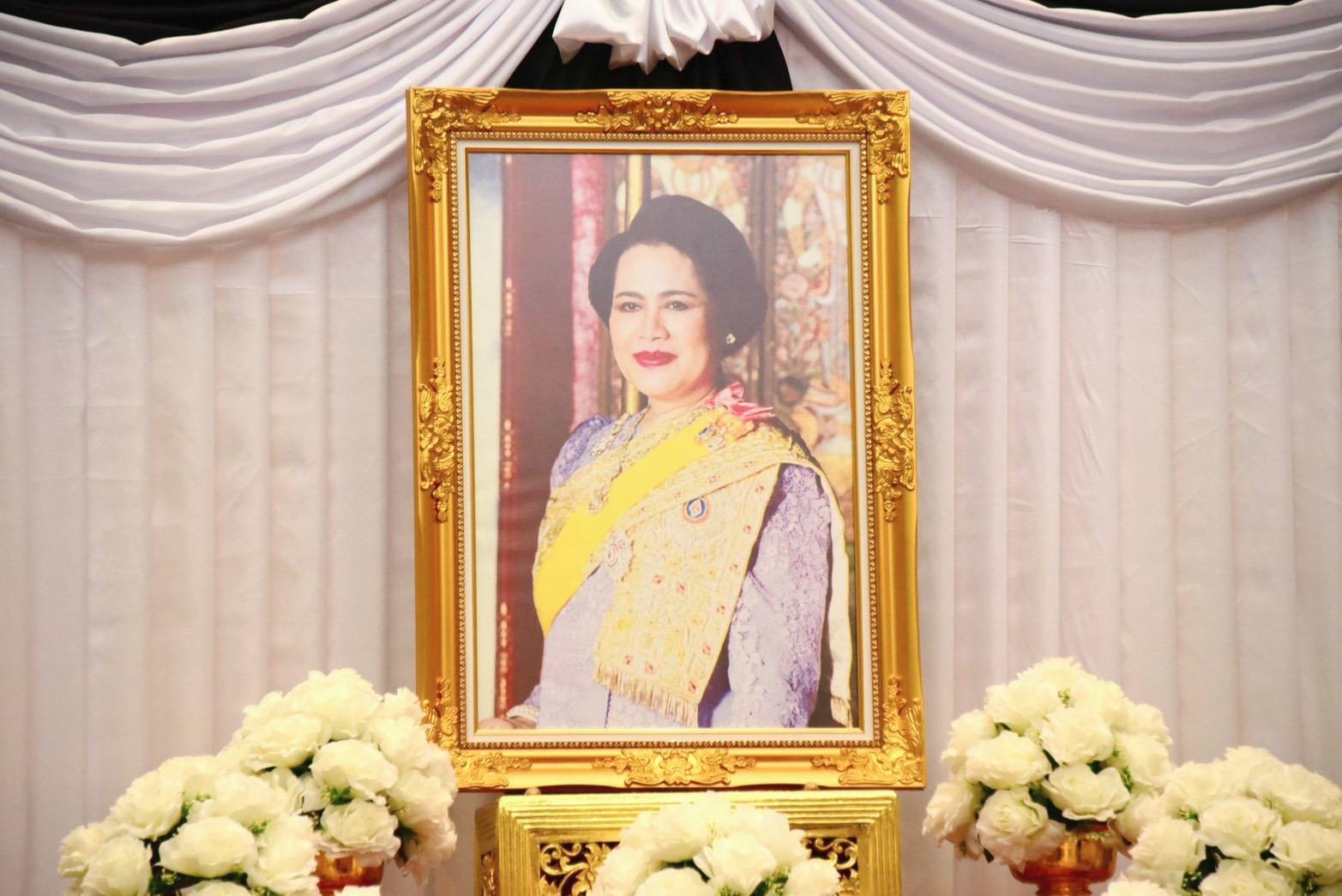 ผส. ร่วมพิธีลงนามถวายความอาลัยสมเด็จพระนางเจ้าสิริกิติ์ พระบรมราชินีนาถ พระบรมราชชนนีพันปีหลวง พระผู้เสด็จสู่สวรรคาลัย ด้วยสำนึกในพระมหากรุณาธิคุณอันหาที่สุดมิได้