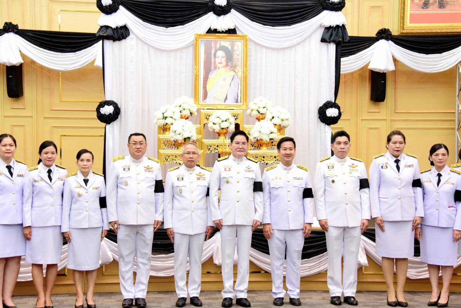 ผส. ร่วมพิธีลงนามถวายความอาลัยสมเด็จพระนางเจ้าสิริกิติ์ พระบรมราชินีนาถ พระบรมราชชนนีพันปีหลวง พระผู้เสด็จสู่สวรรคาลัย ด้วยสำนึกในพระมหากรุณาธิคุณอันหาที่สุดมิได้