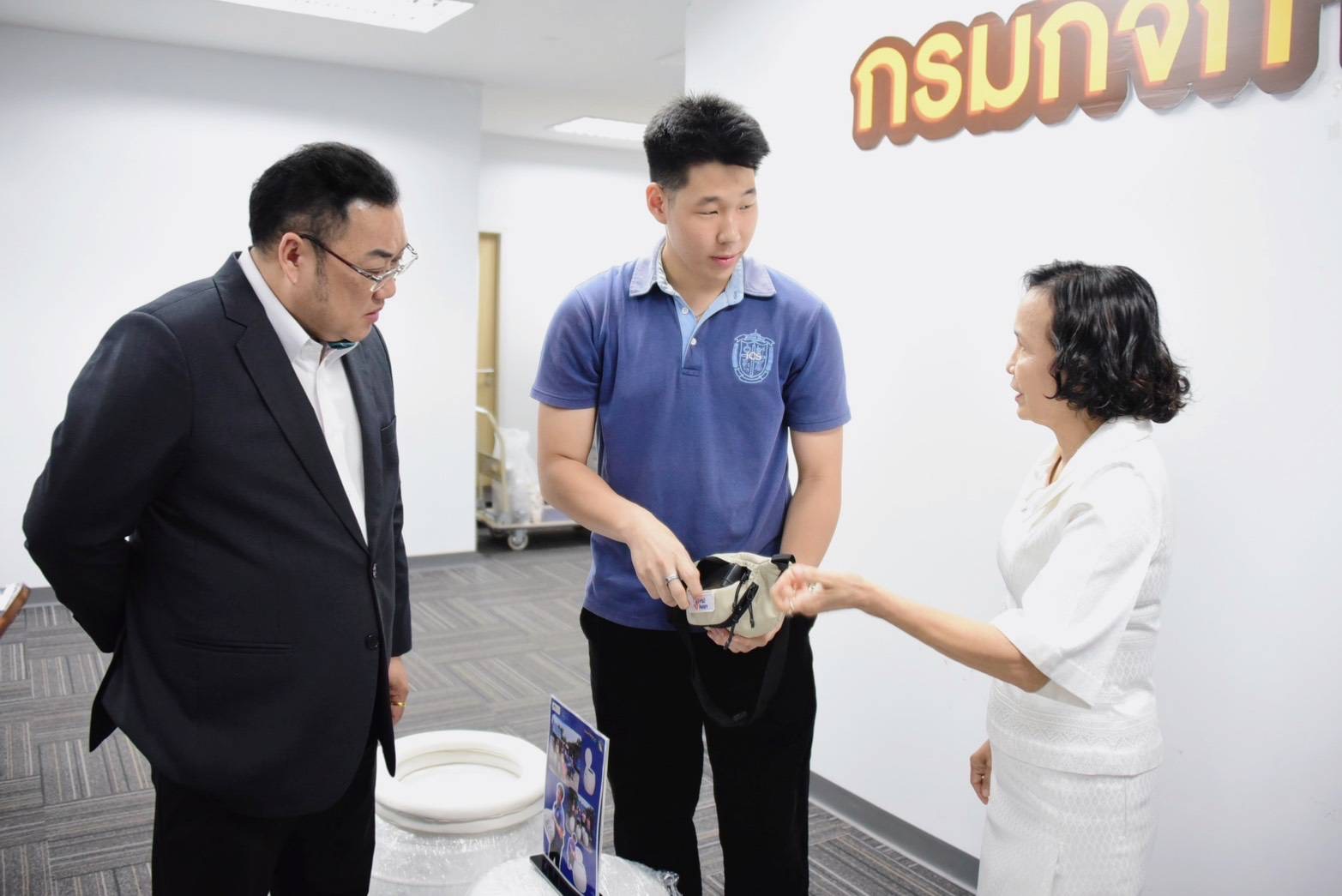 ผส. รับมอบเก้าอี้สุขาอัพไซเคิลและนวัตกรรมเพื่อสังคมสูงวัย