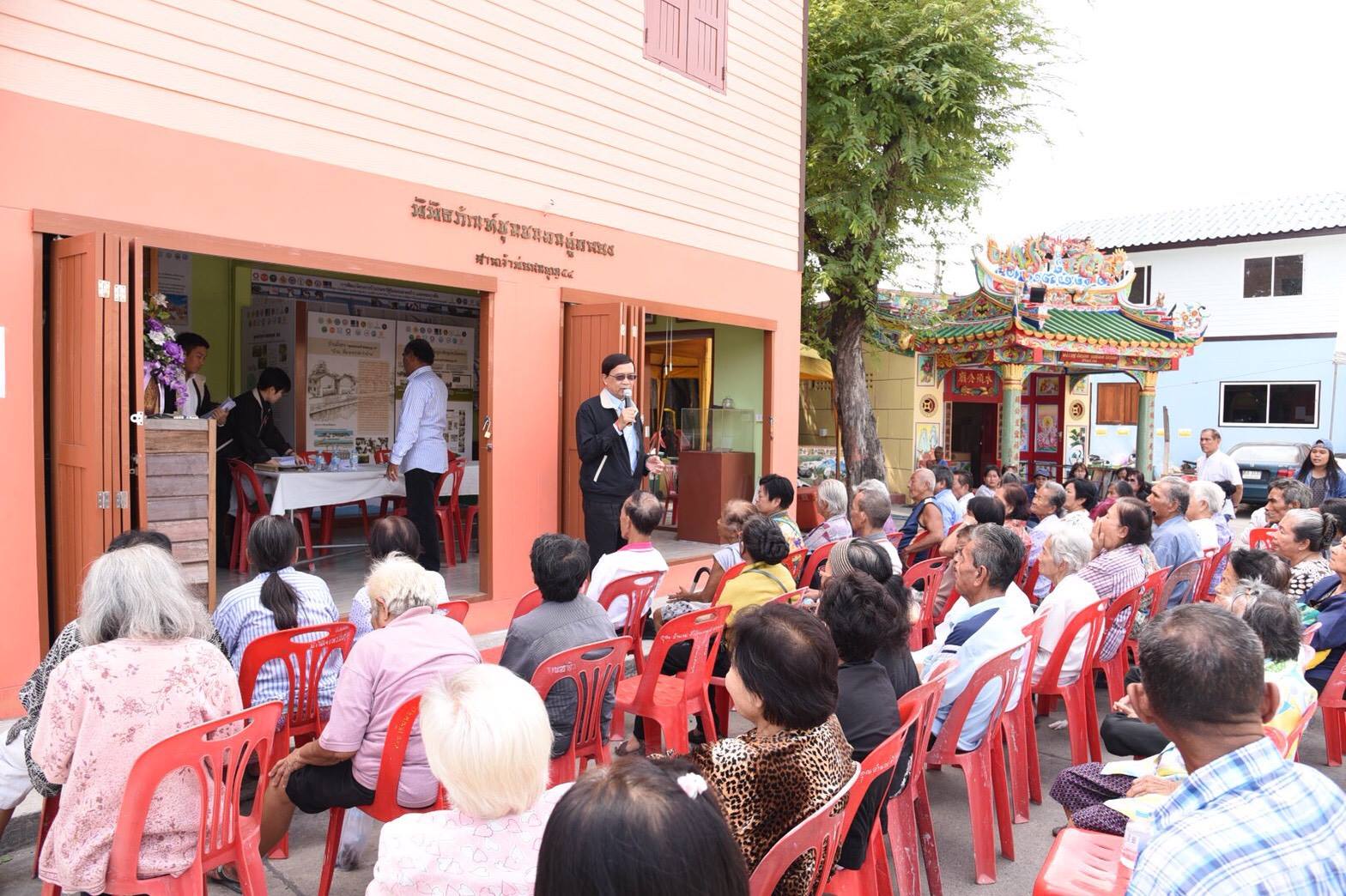 ลงพื้นที่ตรวจเยี่ยมราษฎร์ในเขตพื้นที่ชุมชมต่าง ๆ มอบเงินช่วยเหลือ