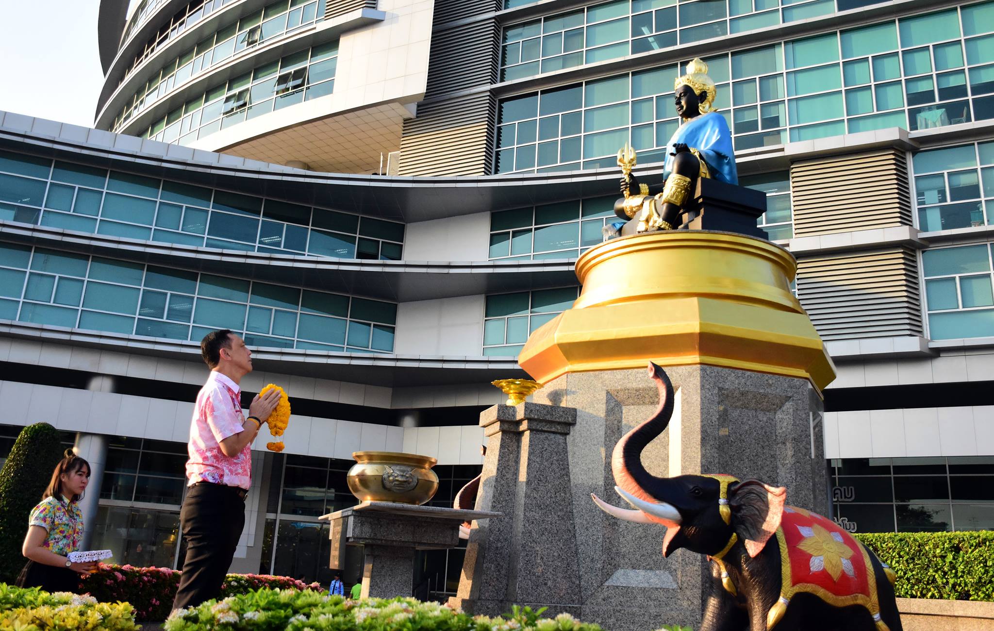 ตักบาตรพระสงฆ์ จำนวน ๒๙ รูป เนื่องในโอกาสเทศกาลสงกรานต์ ๒๕๖๑