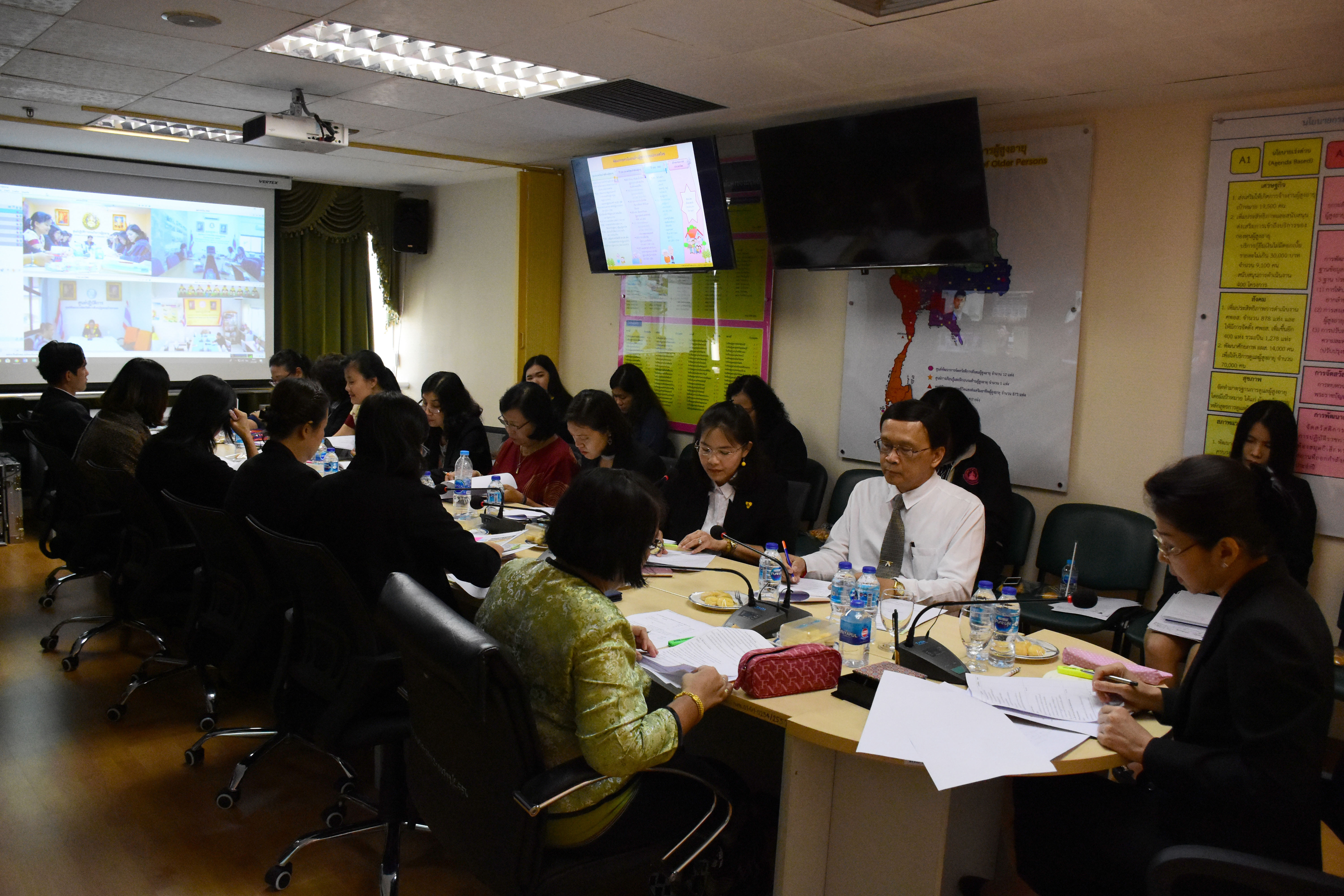 การประชุมผู้บริหารประจำสัปดาห์ ครั้งที่ ๑๓/๒๕๖๑ ร่วมกับ ศูนย์พัฒนาการจัดสวัสดิการสังคมผู้สูงอายุทั้ง ๑๒ แห่ง