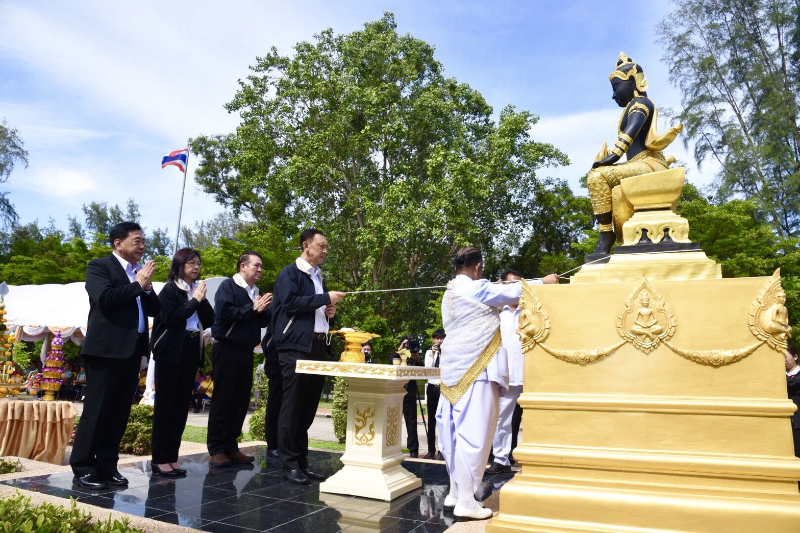 รมว.พม. ประธานพิธีบวงสรวงและประดิษฐานองค์พระประชาบดี ณ ศูนย์การเรียนรู้และฝึกอบรมด้านผู้สูงอายุ อำเภอบางละมุง จังหวัดชลบุรี