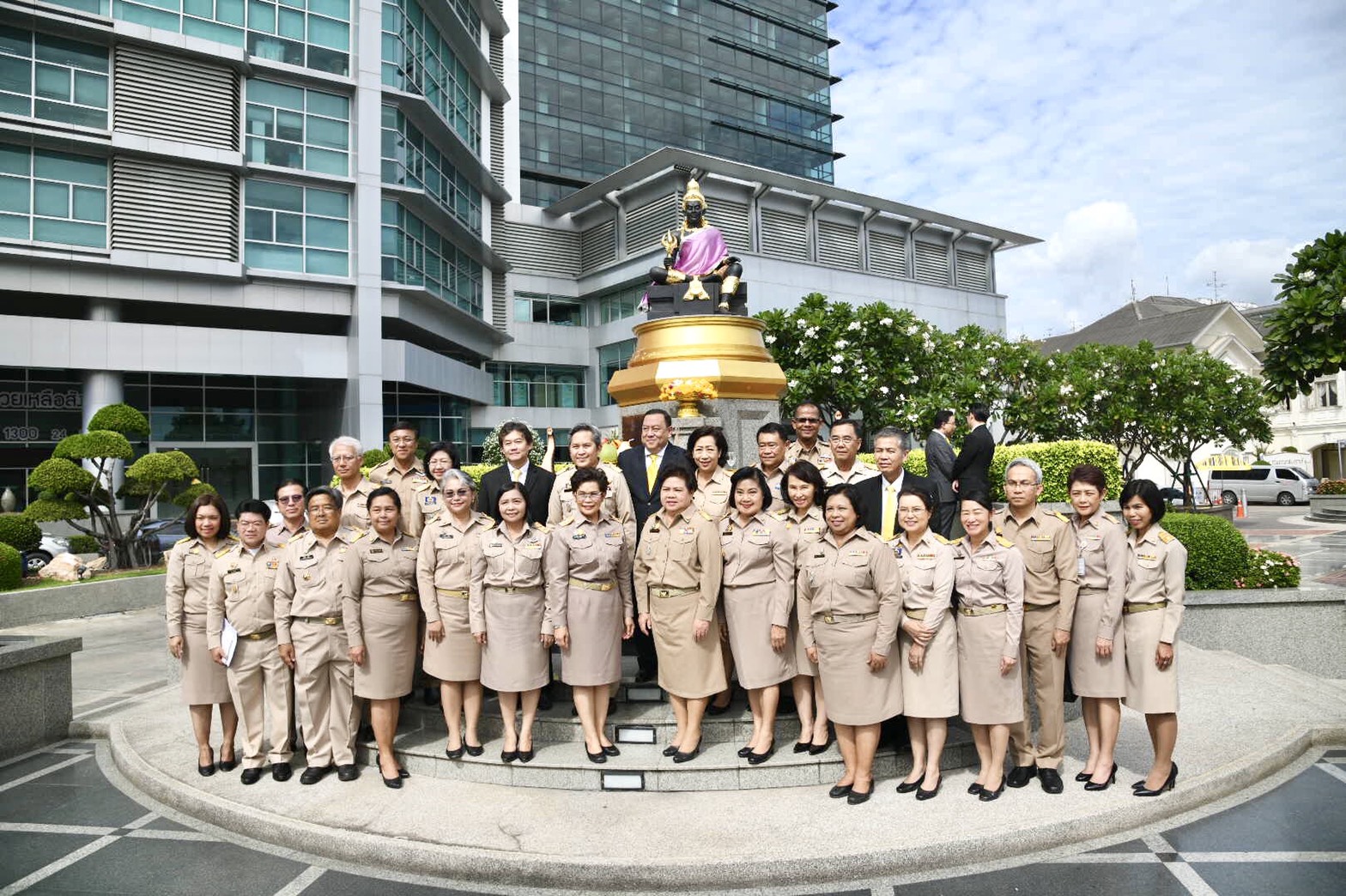 ผส. ร่วมให้การต้อนรับ รมว.พม. เดินทางเข้าทำงานวันแรก พร้อมสักการะสิ่งศักดิ์สิทธิ์ประจำกระทรวง พม.