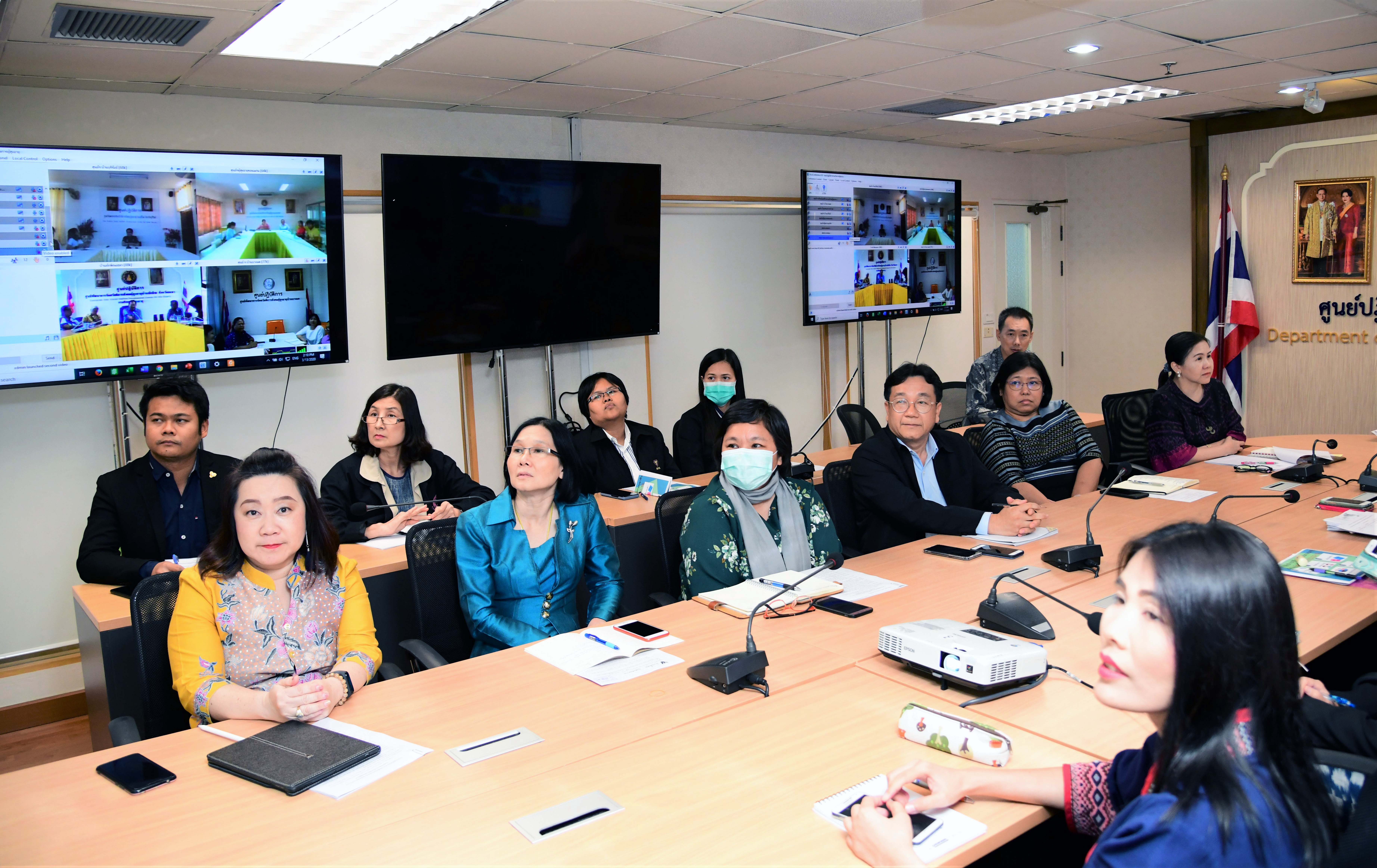 ประชุมผ่านระบบ Vdo Conference ร่วมกับศูนย์พัฒนาการจัดสวัสดิการสังคมผู้สูงอายุทั้ง ๑๒ แห่ง เพื่อกำชับและติดตามการดำเนินมาตรการป้องกันการระบาดของ “เชื้อไรวัสโควิด-19” 