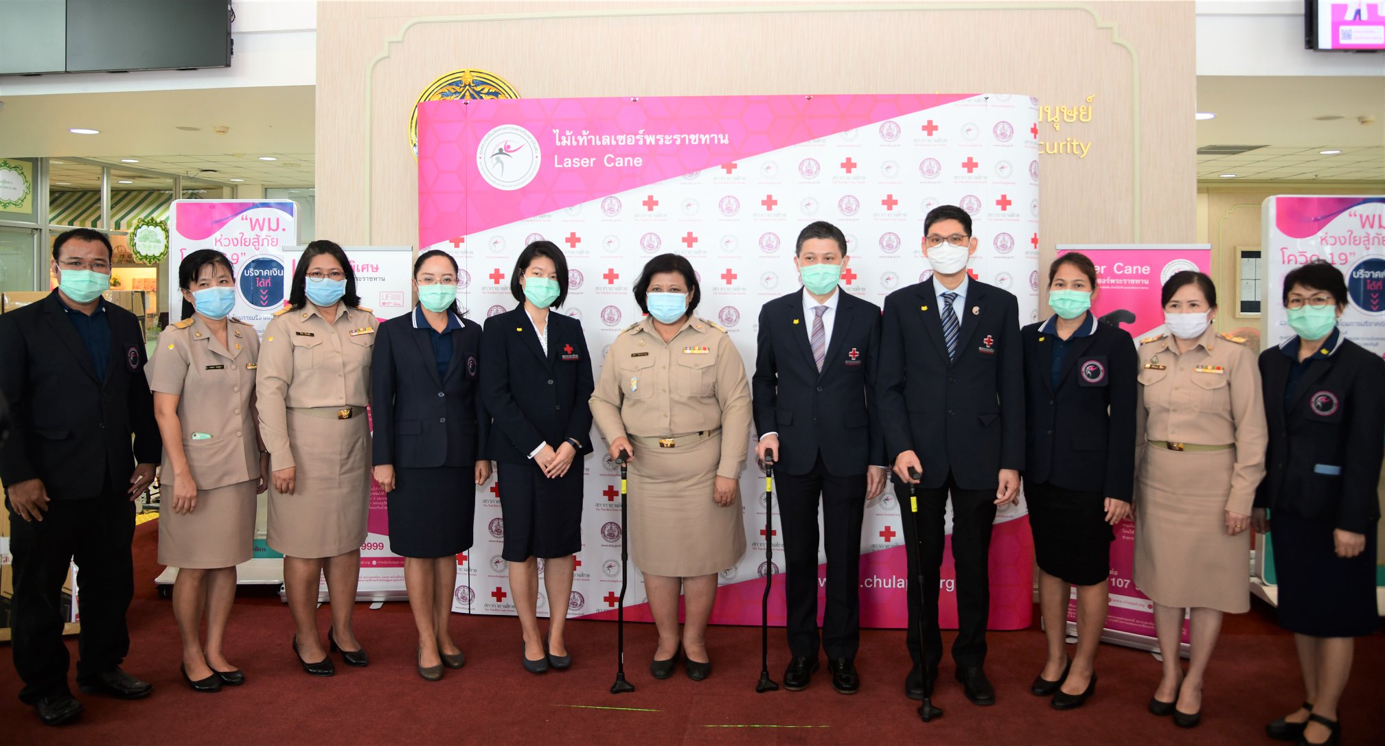รมว.พม. รับมอบไม้เท้าเลเซอร์พระราชทาน นวัตกรรมคนไทยช่วยผู้สูงอายุ