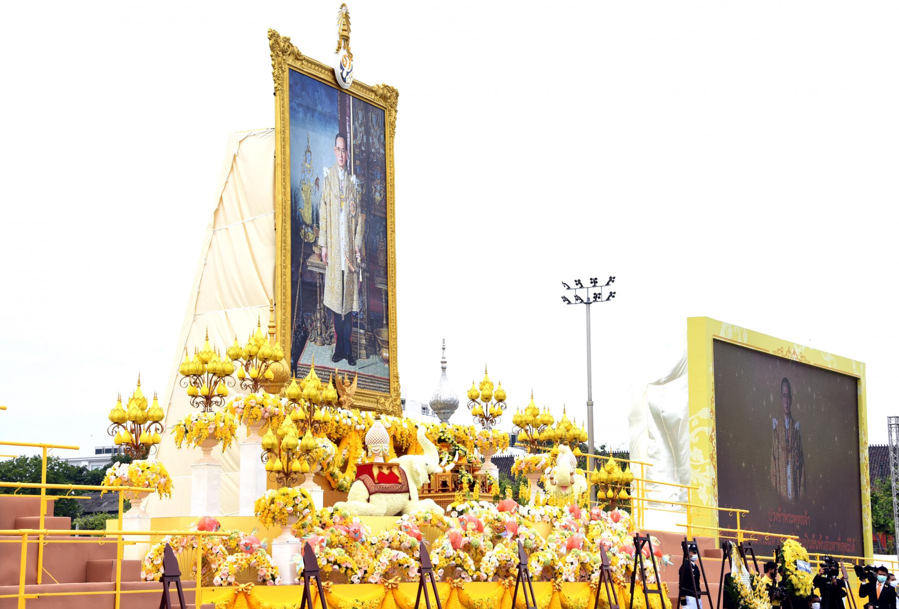 พิธีวางพวงมาลาและถวายบังคม เนื่องในโอกาสวันคล้ายวันสวรรคตพระบาทสมเด็จพระบรมชนกาธิเบศร มหาภูมิพลอดุลยเดชมหาราช บรมนาถบพิตร