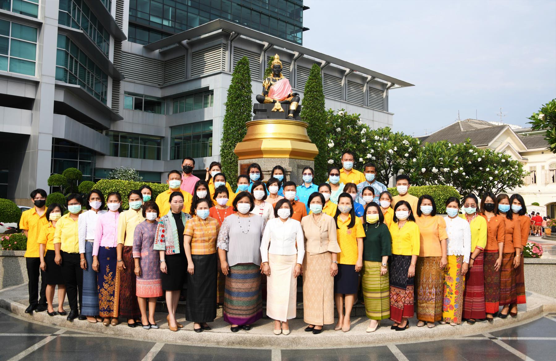 พิธีถวายภัตตาหารเช้าและทำบุญตักบาตรข้าวสาร อาหารแห้ง แด่พระสงฆ์ เนื่องในโอกาสวันขึ้นปีใหม่ไทย หรือวันสงกรานต์ ประจำปี 2564