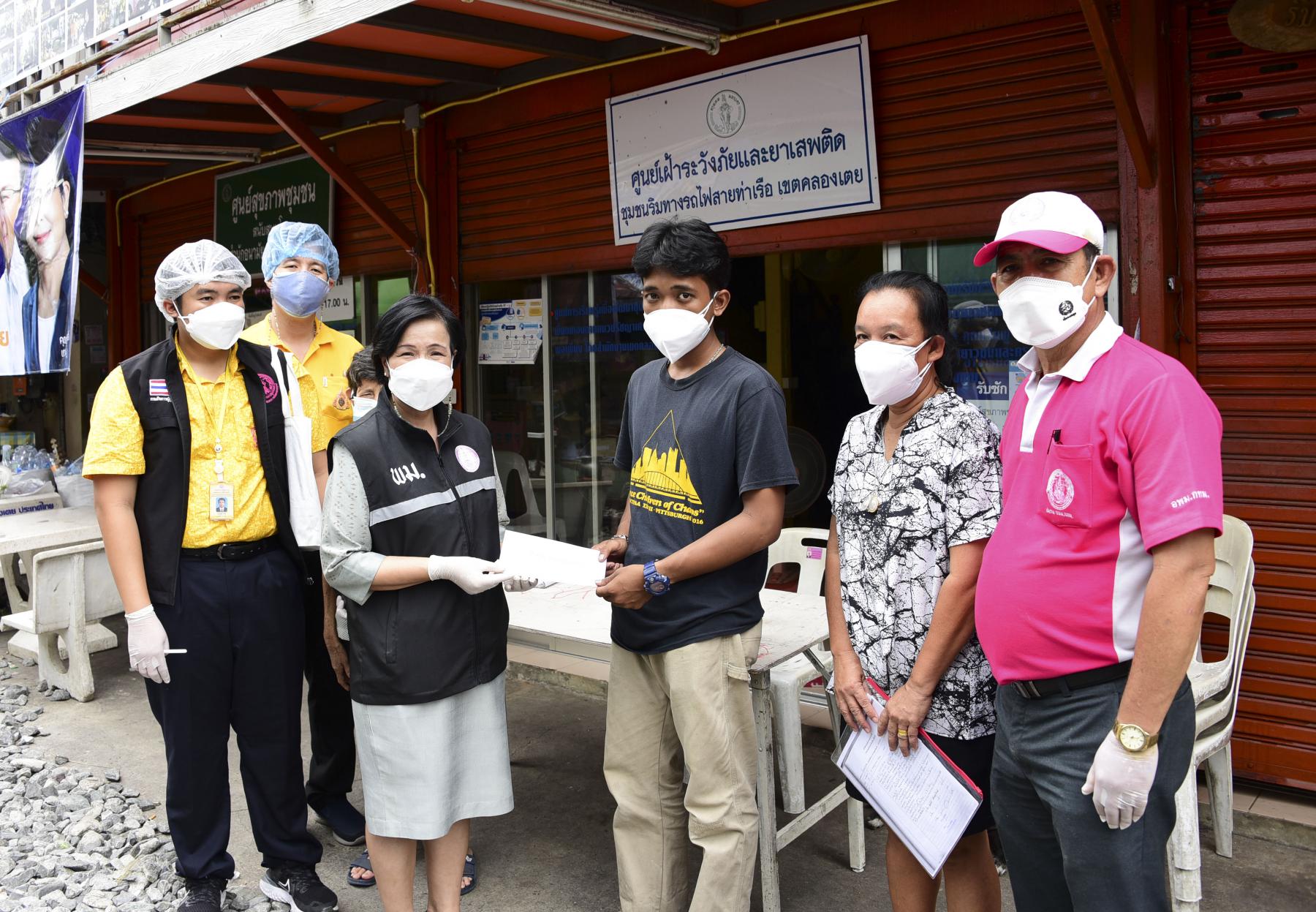 รองอธิบดีกรมกิจการผู้สูงอายุ ลงพื้นที่ ณ ชุมชนริมทางรถไฟสายท่าเรือ เขตคลองเตย กรุงเทพมหานคร เพื่อเยี่ยมเยียน ให้กำลังใจ และมอบเครื่องอุปโภคบริโภค จำนวน 1 ชุด มอบเงินช่วยเหลือ จำนวน 3,000 บาท แก่ครอบคร