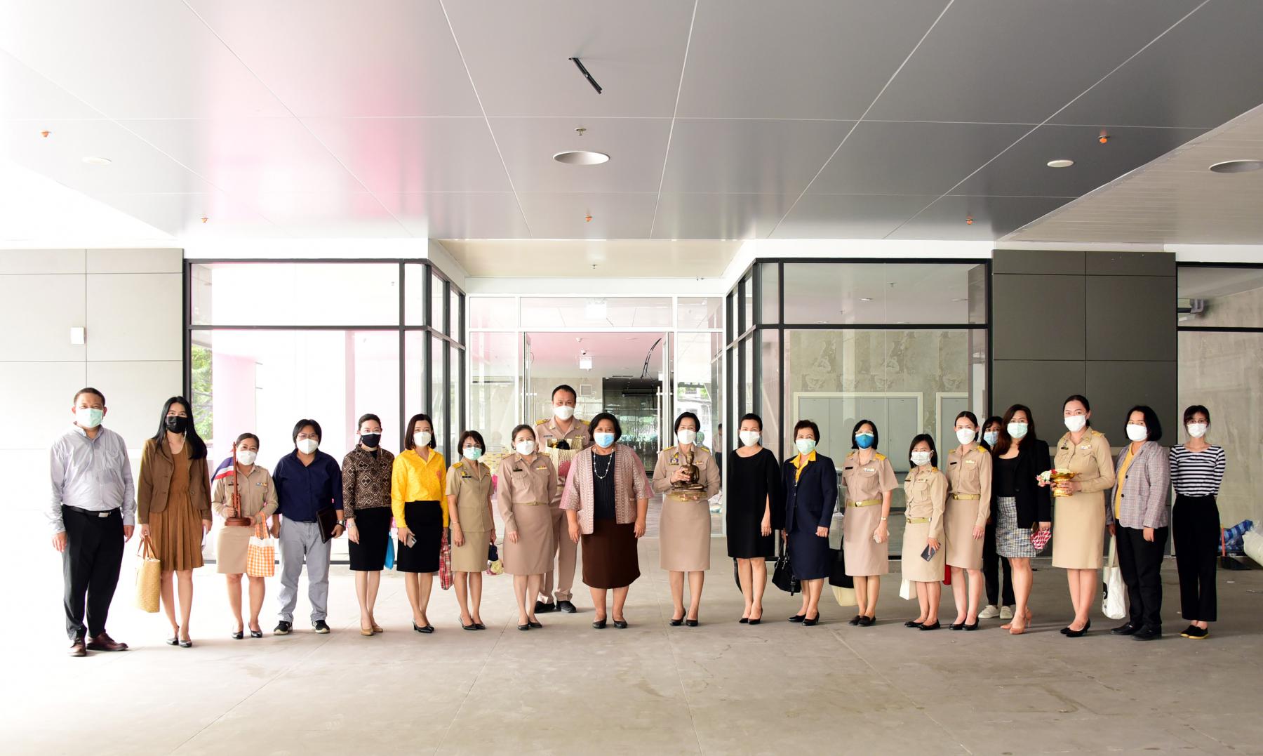 อผส. และผู้บริหาร กรม ผส. เดินทางเข้าที่ทำการบริเวณชั้น 6-7 ภายในอาคารกระทรวงการพัฒนาสังคมและความมั่นคงของมนุษย์ (หลังใหม่)