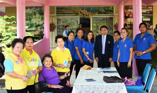 รองอธิบดีกรมกิจการผู้สูงอายุ ให้การต้อนรับ รองประธานมูลนิธิราชประชานุเคราะห์ฯ เยี่ยมผู้สูงอายุ มอบสิ่งของพระราชทานและเลี้ยงอาหารกลางวัน ณ ศูนย์พัฒนาฯบ้านบางแค