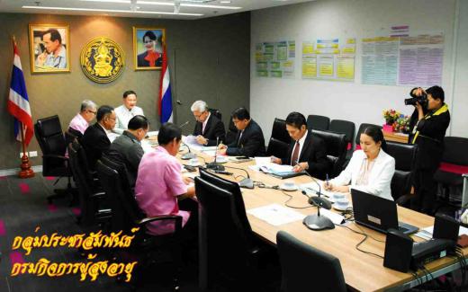 อธิบดีและรองอธิบดีกรมกิจการผู้สูงอายุ เข้าพบ รมว.พม. เพื่อรายงานความก้าวหน้าการก่อสร้างอาคารเจริญ คุณหญิงวรรณา สิริวัฒนภักดี จังหวัดนครพนม 