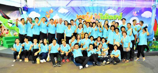 ผู้บริหารและเจ้าหน้าที่กรมกิจการผู้สูงอายุ ปฏิบัติหน้าที่เวรประจำบูธกาชาดประจำปี 2559 ของกระทรวงการพัฒนาสังคมและความมั่นคงของมนุษย์