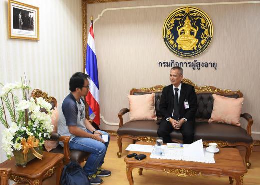 ผู้แทนจากสำนักหนังสือพิมพ์ เดลินิวส์ เข้าให้สัมภาษณ์อธิบดีกรมกิจการผู้สูงอายุ