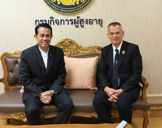 มอบของขวัญเนื่องในโอกาสวันขึ้นปีใหม่ ๒๕๖๐ ให้แก่ผู้แทนจากมูลนิธิมิราเคิล ออฟไลฟ์ ในทูลกระหม่อมหญิงอุบลรัตนราชกัญญา สิริวัฒนาพรรณวดี กรรมการและผู้อำนวยการสำนักนโยบานและแผน