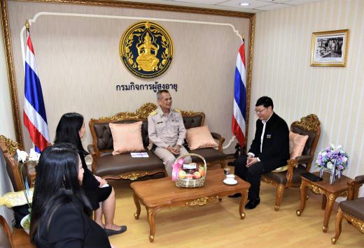 อำนวยการหลักสูตรมหาบัณฑิต สาขาการจัดบริหารการพัฒนาสังคม ภาคพิเศษ กรุงเทพฯ สถาบันบัณฑิตพัฒนบริหารศาสตร์ และคณะ เข้าเยี่ยมคารวะ เนื่องในโอกาสวันขึ้นปีใหม่ ๒๕๖๐ พร้อมหารือแนวทางการดำเนินงานด้านผู้สูงอายุ